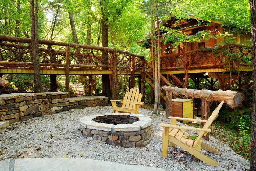 Den 87 Getaway Natural Treehouse Retreat - Image 1