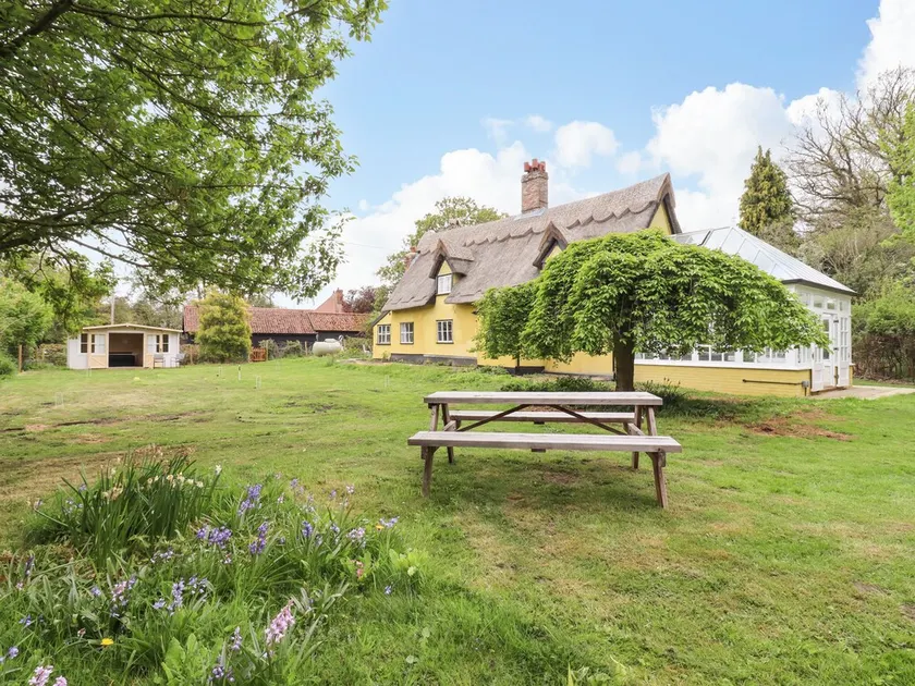 THE ABBEY COTTAGE, pet friendly, with hot tub in Windsor Green - Image 1