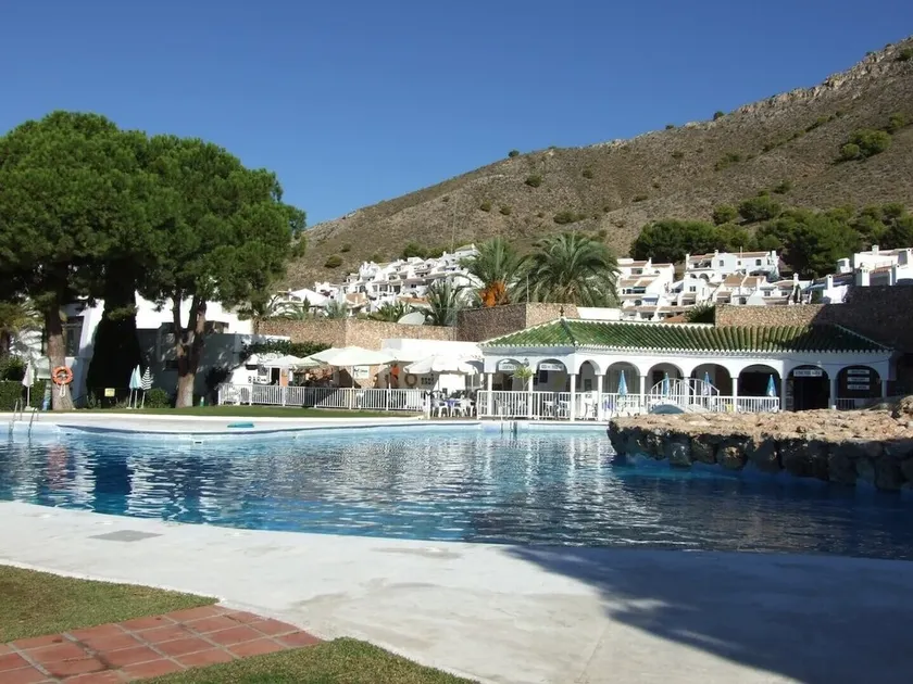 'Appartement de lujo Nerja' avec vue sur mer et montagne, piscine partagée et Wi-Fi. - Image 1