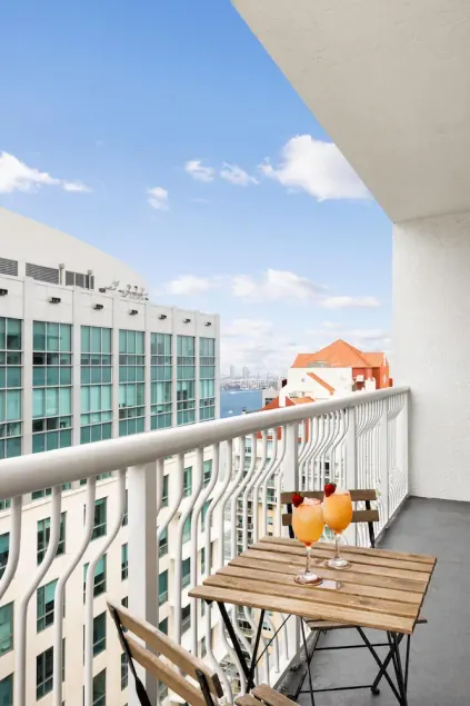 Luxury on 42nd Floor with Rootop Pools & Free Parking - Image 1