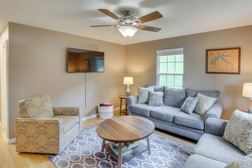 Walk to Main St: Inviting Byrdstown Home w/ Yard! - Image 1