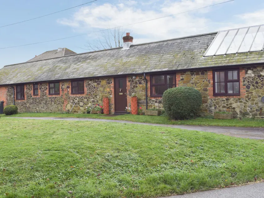 3 bedroom accommodation in Shorwell - Image 1