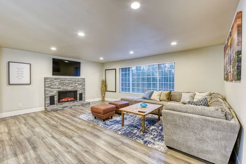 ★ Rustic Modern Mid Century Big Farmhouse ★ 2 Portable AC Units! - Image 1