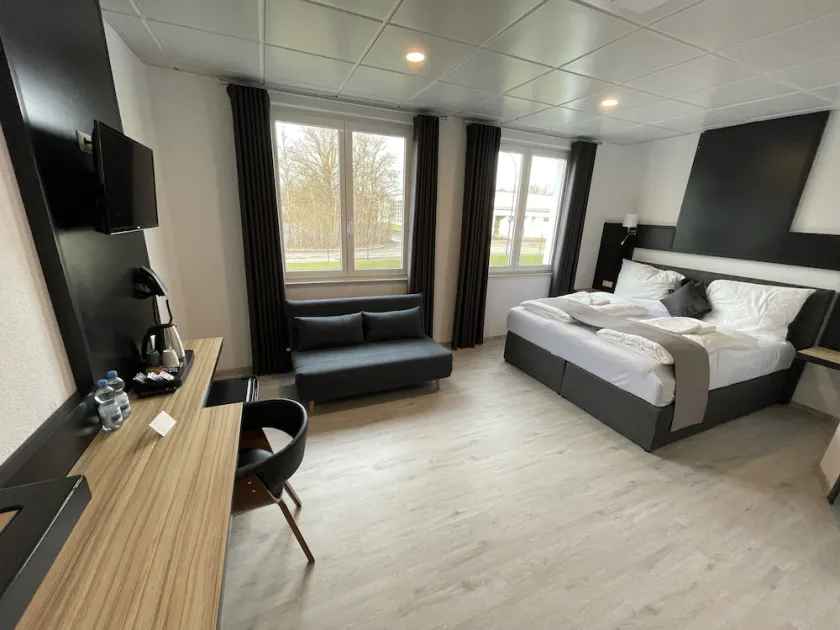 Yebs Hotel - Image 1