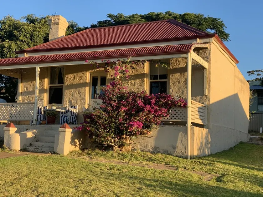 Charlie Bates Cottage - Image 1