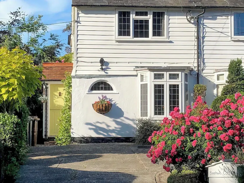 2 bedroom accommodation in Tenterden - Image 1
