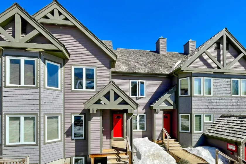 Inviting ski-in/ski-out condo - free WiFi, gas fireplace & free ski shuttle - Image 1