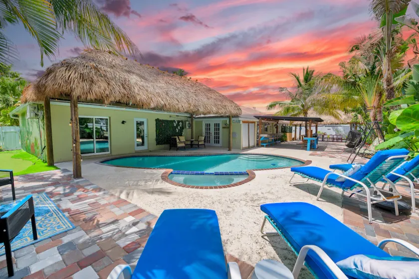 Modern Tropical 5 bd, 4 bath, heated pool, Mini Golf, tiki hut, outdoor bar - Image 1