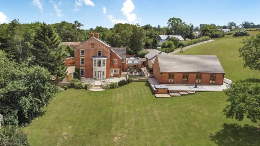 Superbe manoir géorgien sur 6 hectares avec complexe de piscine intérieure privée - Image 1