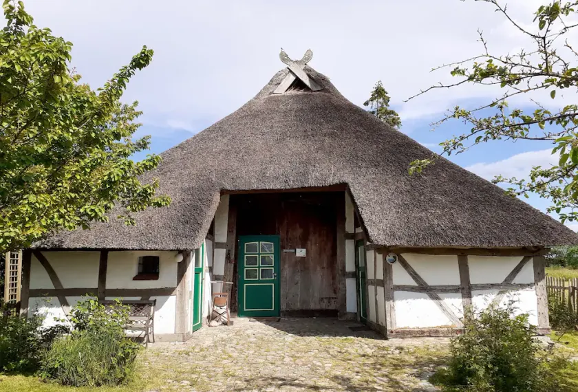 Reetdachkate - Vacation Home on the Shores of Lake Röggelin - Image 1