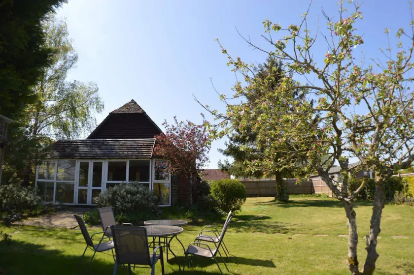 Idylic country cottage with hot tub on private estate - Image 1