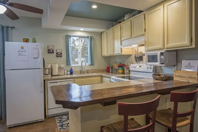 Blue Spruce Guesthouse - Walkable to river trail and downtown Bend - Image 1