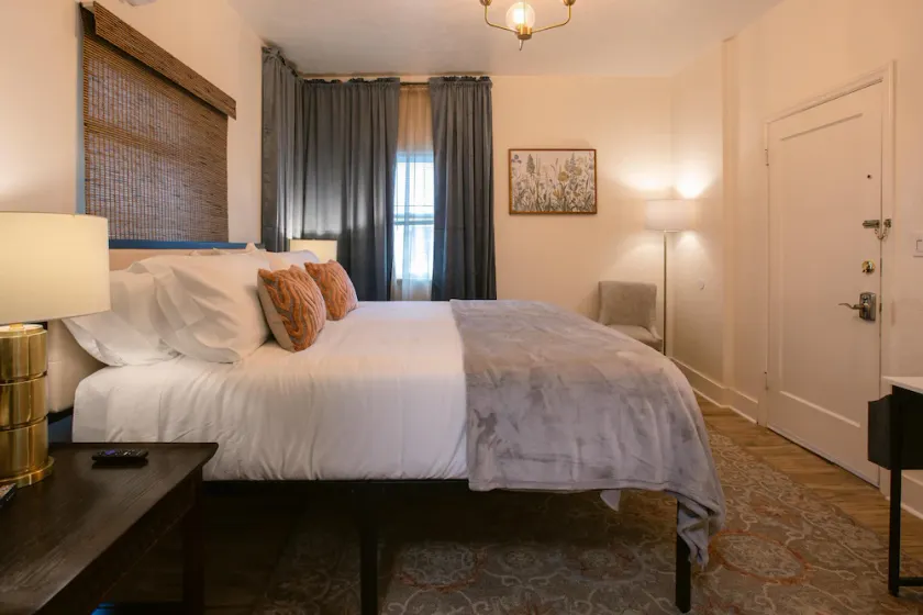 Apartment close to downtown with parking included. - Image 1