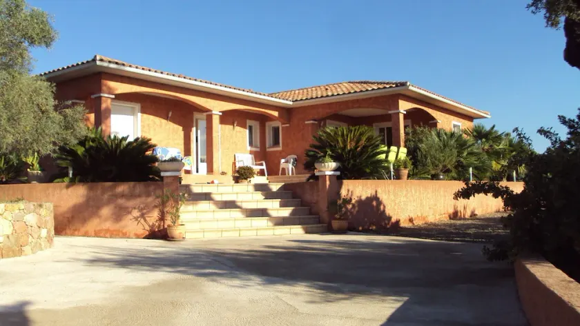 Mellem strand og bjerg, rummelig villa med swimmingpool ideel til familie eller venner - Image 1
