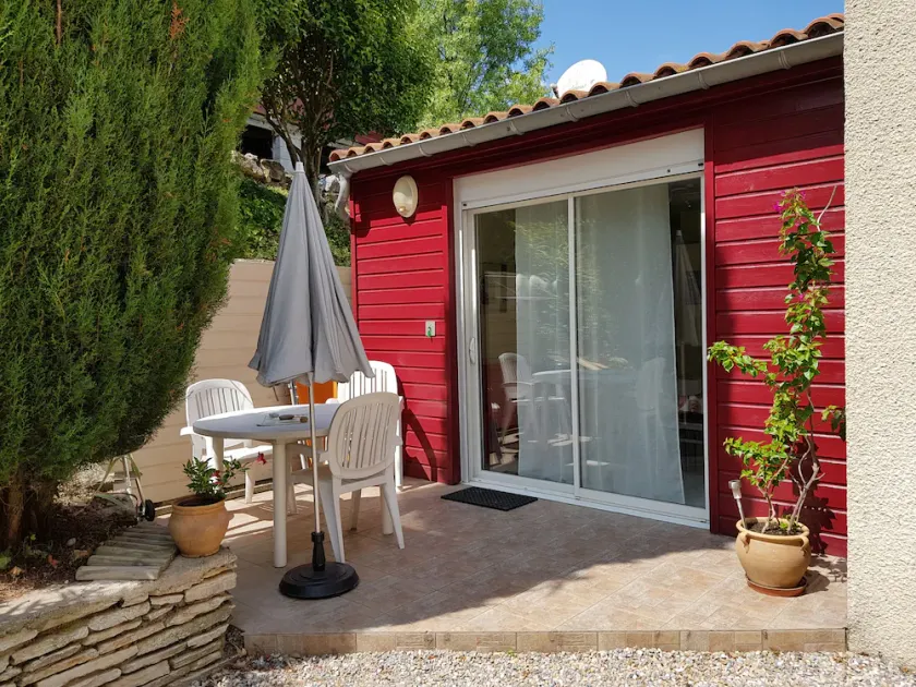 Quiet, air-conditioned T2 apartment with terrace and parking, close to Lamalou les bains. - Image 1