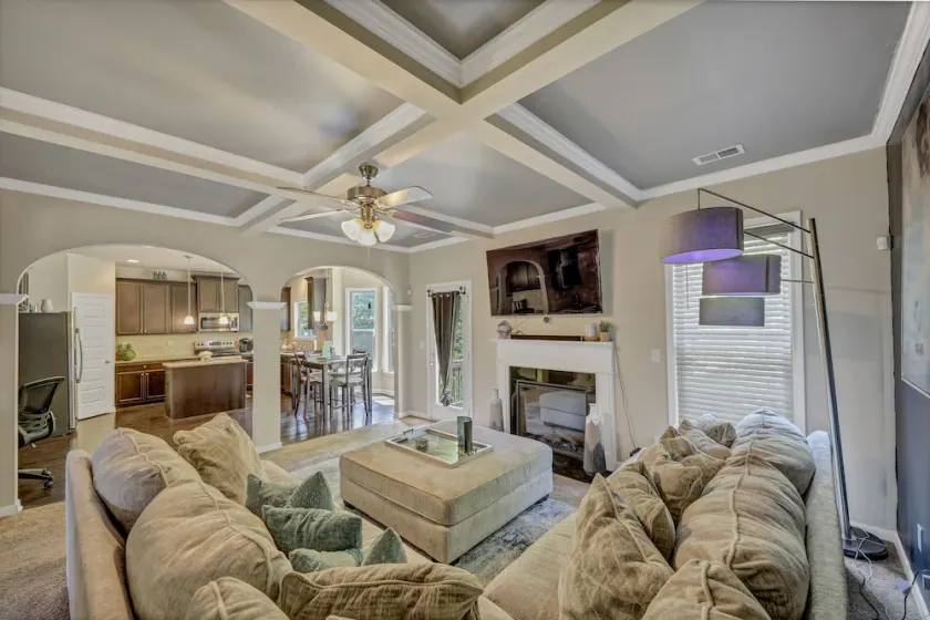 Immaculate home in Atlanta Near the Airport/w private bathrooms Big smart TVs  - Image 1
