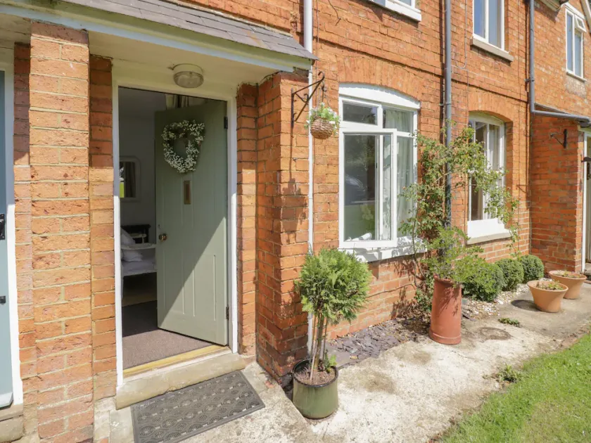 MEADOW VIEW, pet friendly, with a garden in Banbury - Image 1