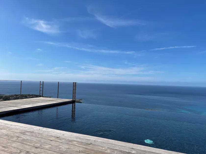 Villa 130m2, vista panorâmica do mar, acomoda 4, piscina de borda infinita - Image 1