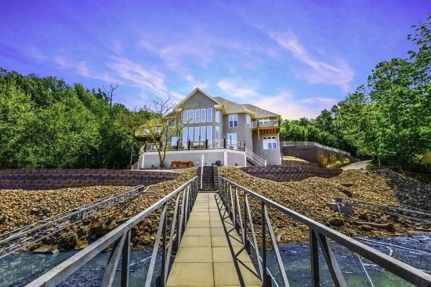 Spectacular 6 bedroom home with open floor plan on deep quiet water - Image 1