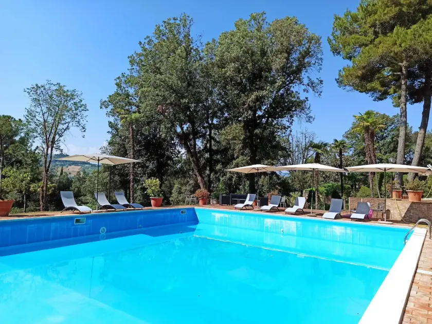 Portion of farmhouse in the countryside of Treia with use of swimming pool - Image 1