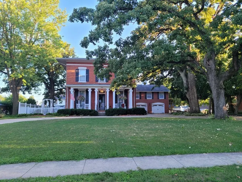 Federalist style home close to down town minutes from the Field of Dreams! - Image 1