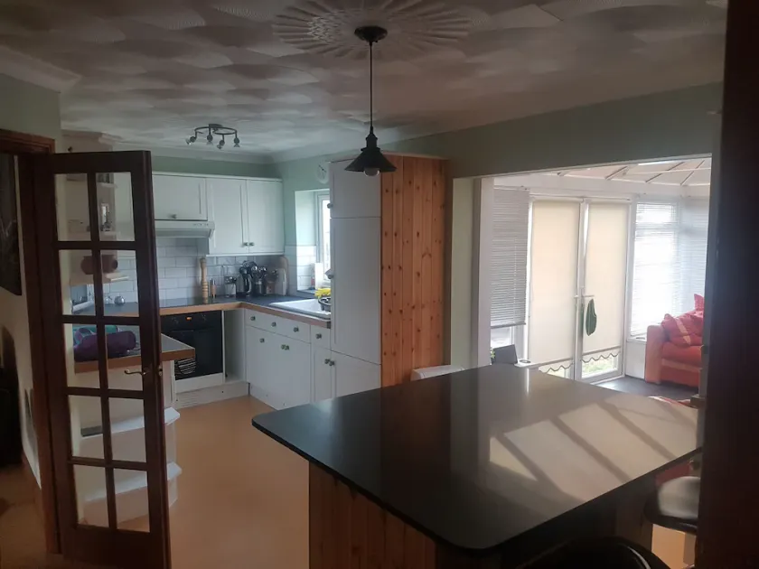 Maison spacieuse, à seulement cinq minutes à pied de la plage, parfaite pour les familles / surfeurs - Image 1