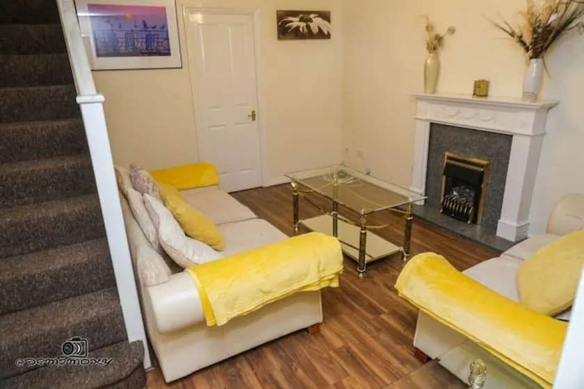 House 10min to City Centre Sleeps 4 Parking - Image 1