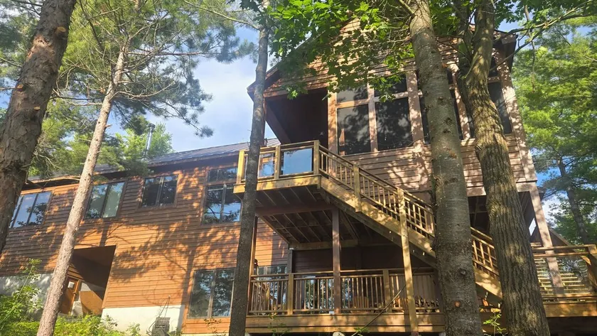 Muskoka Waterfront Cottage on 54 acres, 10 minutes from Gravenhurst - Image 1