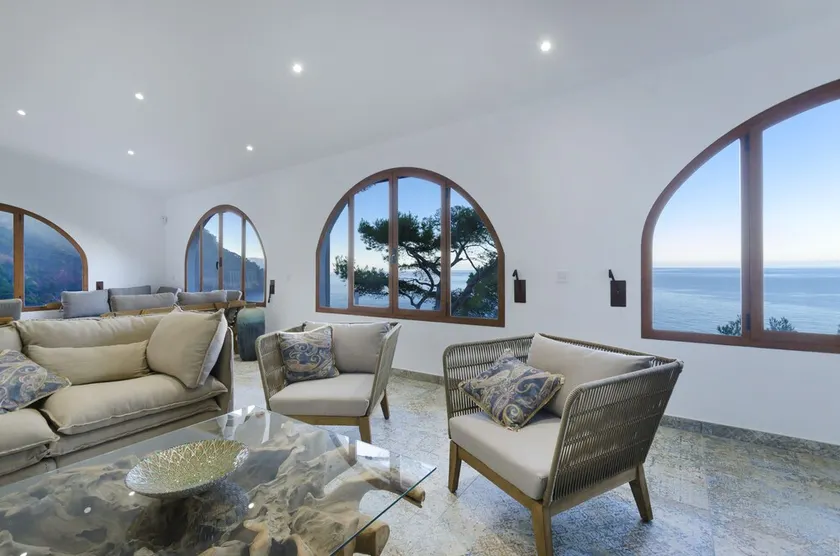 Sea front house with astounding views - Image 1