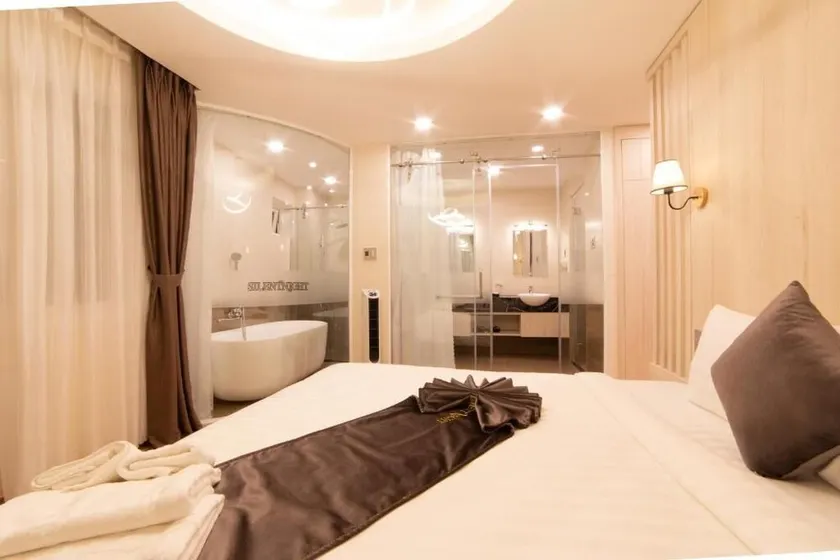 Silent Night Dem Lanh Hotel - Image 1