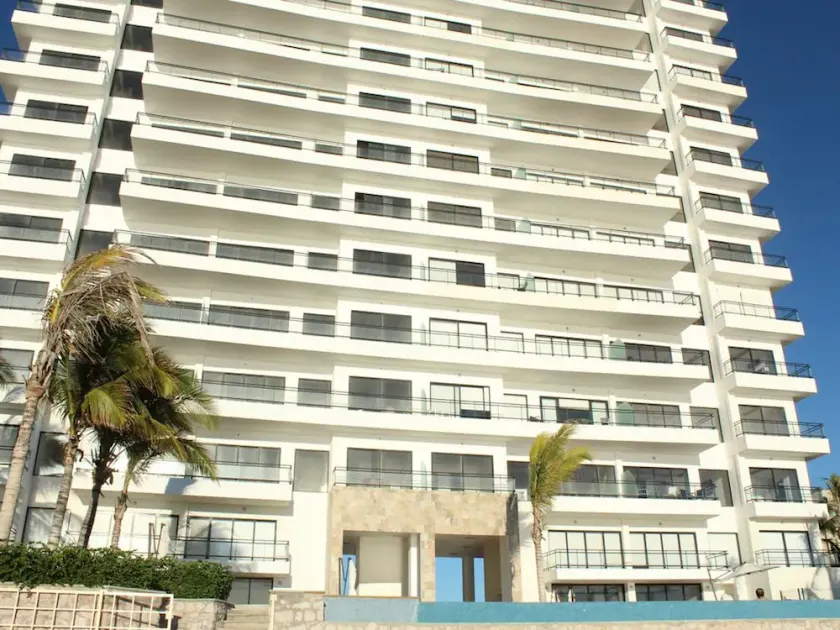 Great! New Spacious 3BR Beachfront Condo in Pearl Tower - Image 1
