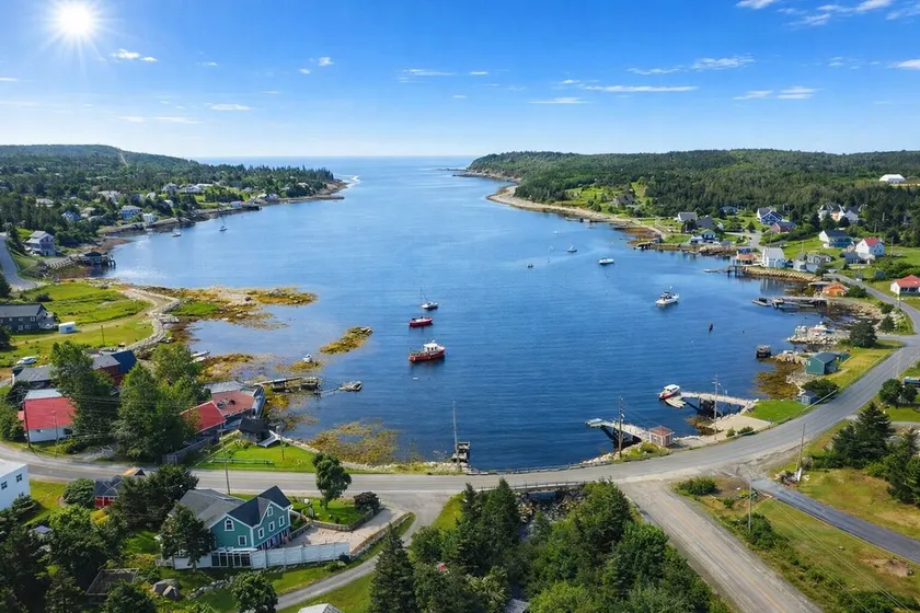 Sea Escape, 2-3 bedrooms, Sleeps 6, Near Halifax and Beaches, Great Location - Image 1
