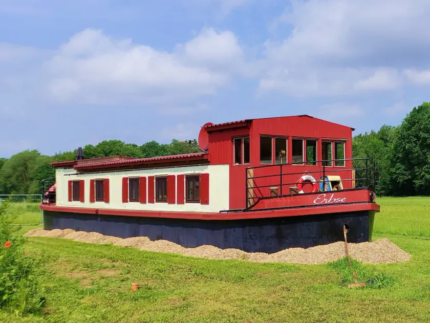 Filmschiff ERBSE - \"Das außergewöhnliche Hausboot auf der Wiese\" - Image 1