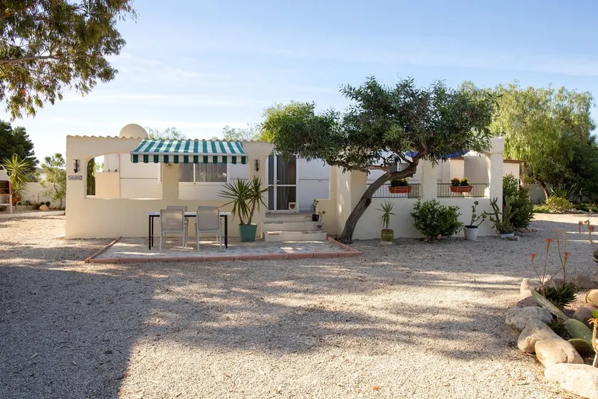 Mobile home with beautiful garden - Image 1