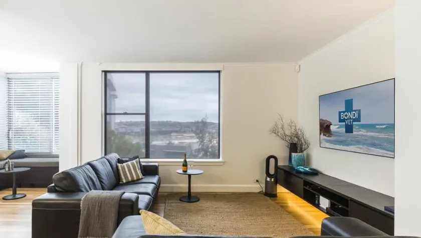 Bondi Beachside Apartment: 3 Bedrooms & Parking - Image 1