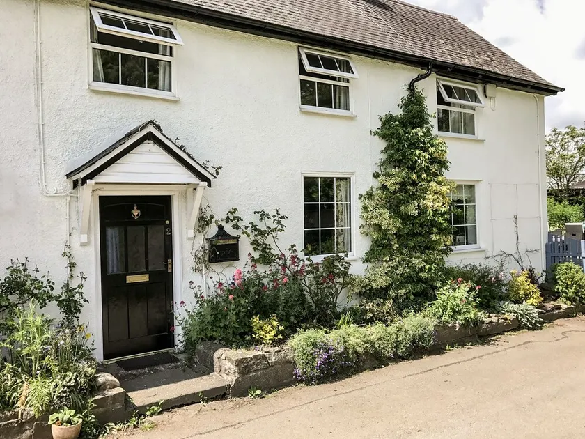 GEORGE COTTAGE, pet friendly, character holiday cottage in Clun - Image 1