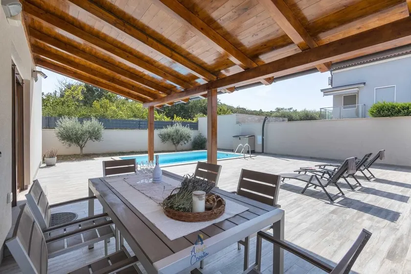 3-BR Family Haven for 6 with Pool and Garden Near Beaches - Image 1