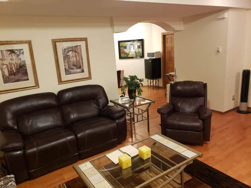 PRIVATE 1 B/R Suite in Upscale formerShowhome  . 4 MIN walk to Lakeside beach Pk - Image 1