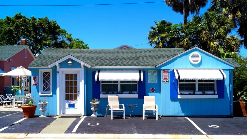 Historic Beach Cottage steps from beach. Pet friendly! Sleeps 5 - Image 1