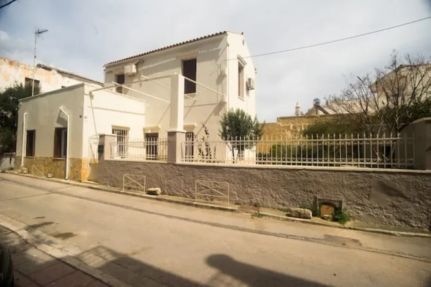 Two-storey recently renovated  garden house  . Family-sized  15' from the center - Image 1