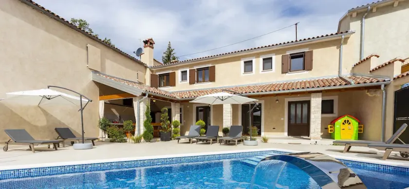 Lovely restored house with heated pool - Image 1