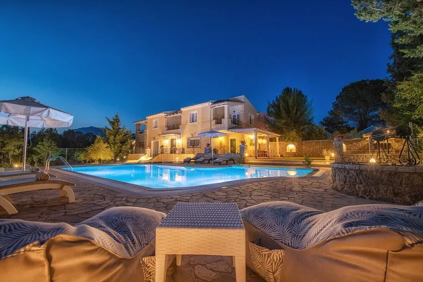 LUXURY VILLA WITH PRIVATE POOL NEAR TO THE BEACH - Image 1