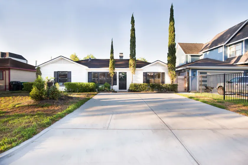 Family and pet friendly stylish home in excellent Heights location. - Image 1
