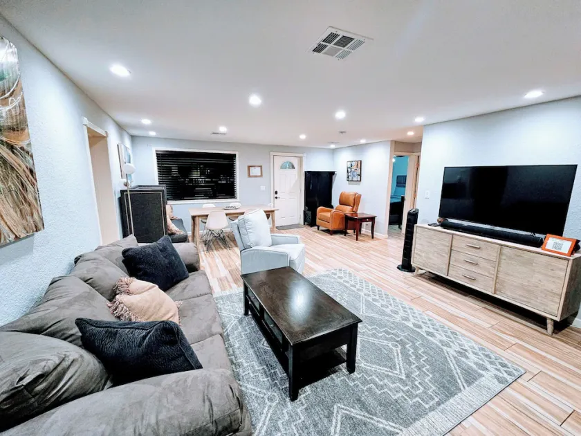 Remodeled 3BR/2BA house in Central Phoenix with a backyard - Image 1