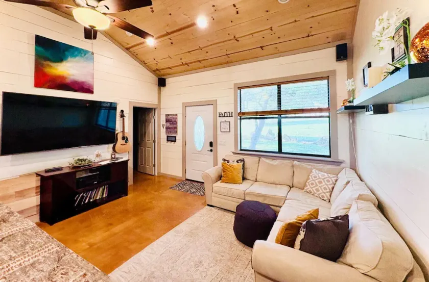 Stylish Zen Cottage at KC Memory Lane - Image 1