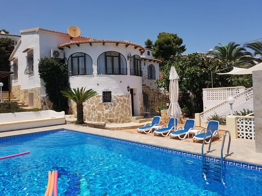 Familjevilla med lyxig XXL privat pool, WiFi, 4 terrasser och havsutsikt - Image 1