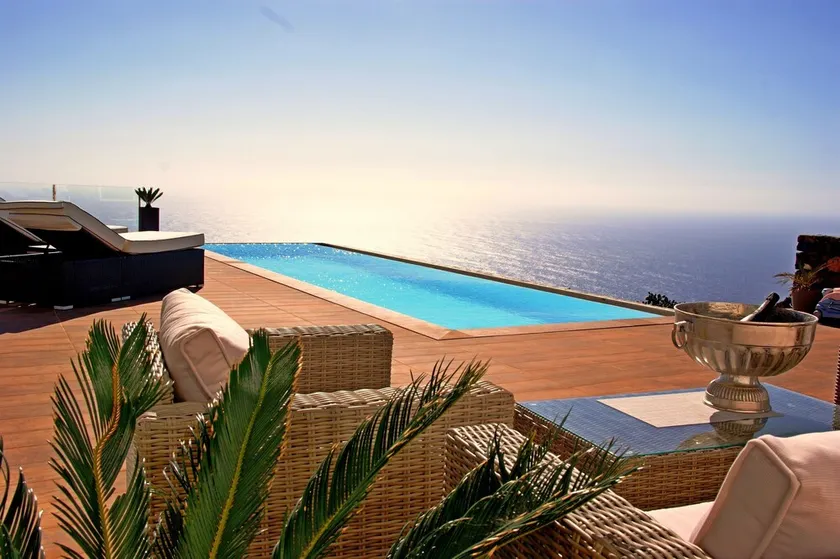 Außergewöhnliche Architekten-Villa mit traumhaften Meerblick und Infinity-Pool - Image 1