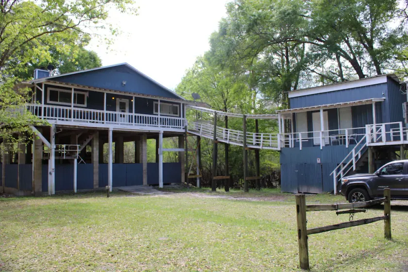 Located on the Santa Fe River perfect for boating & tubing on the Ichetucknee. - Image 1