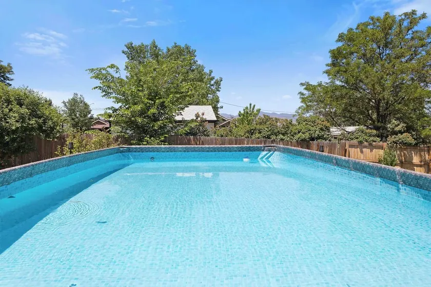 Rare Pool and Hot Tub Home - Family and Pet Friendly - Image 1