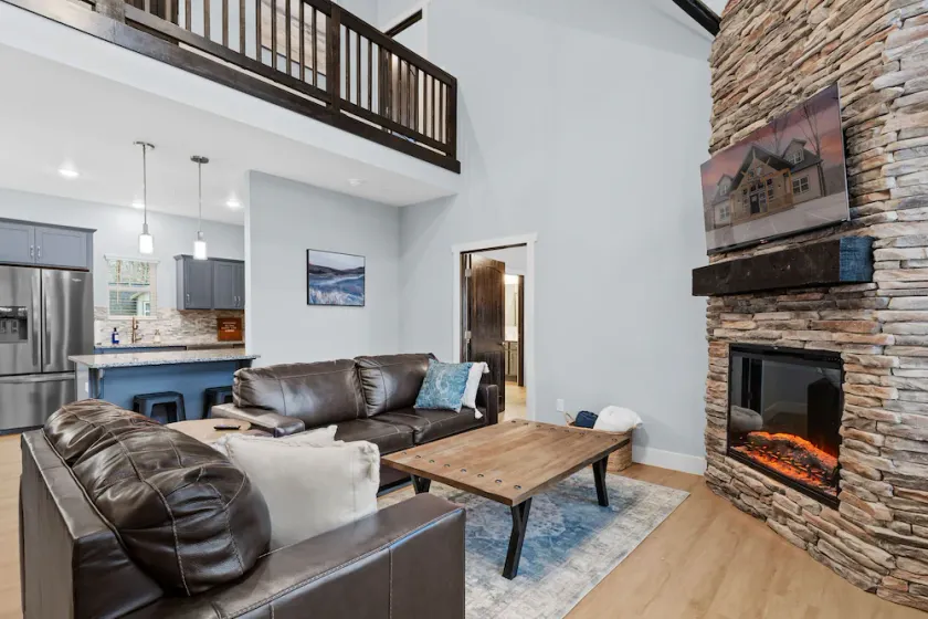 IN DOOR POOL-6BR 5BA Lodges by Silver Dollar City & Table Rock Lake Sleeps 16 - Image 1